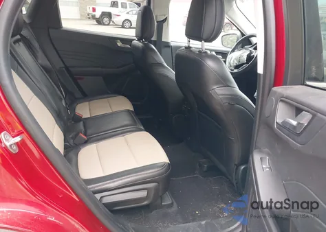 2021 Ford Escape Titanium z USA, uszkodzony, nr VIN 1FMCU9J90MUA33755